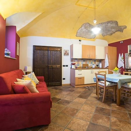 Casa Corte Alla Rocca อาโรนา ภายนอก รูปภาพ