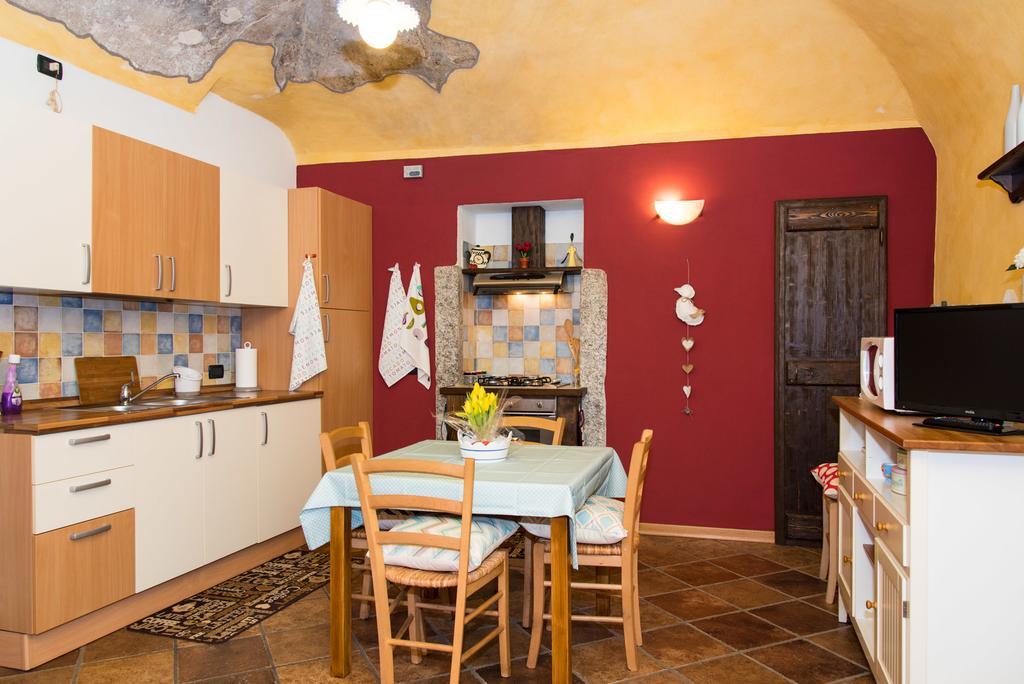 Casa Corte Alla Rocca อาโรนา ภายนอก รูปภาพ