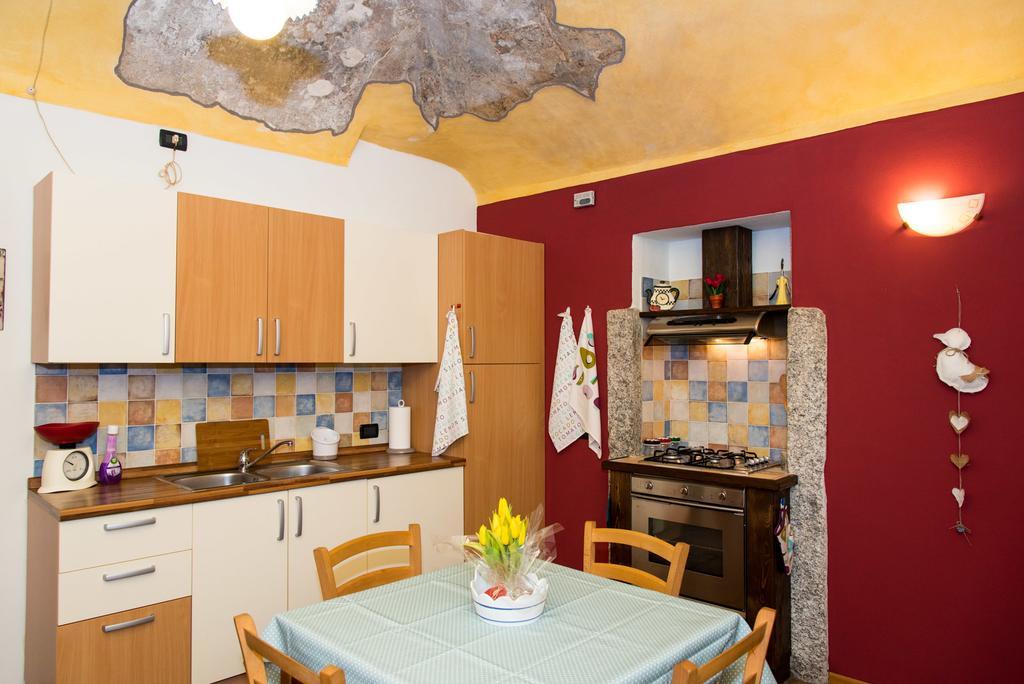Casa Corte Alla Rocca อาโรนา ภายนอก รูปภาพ