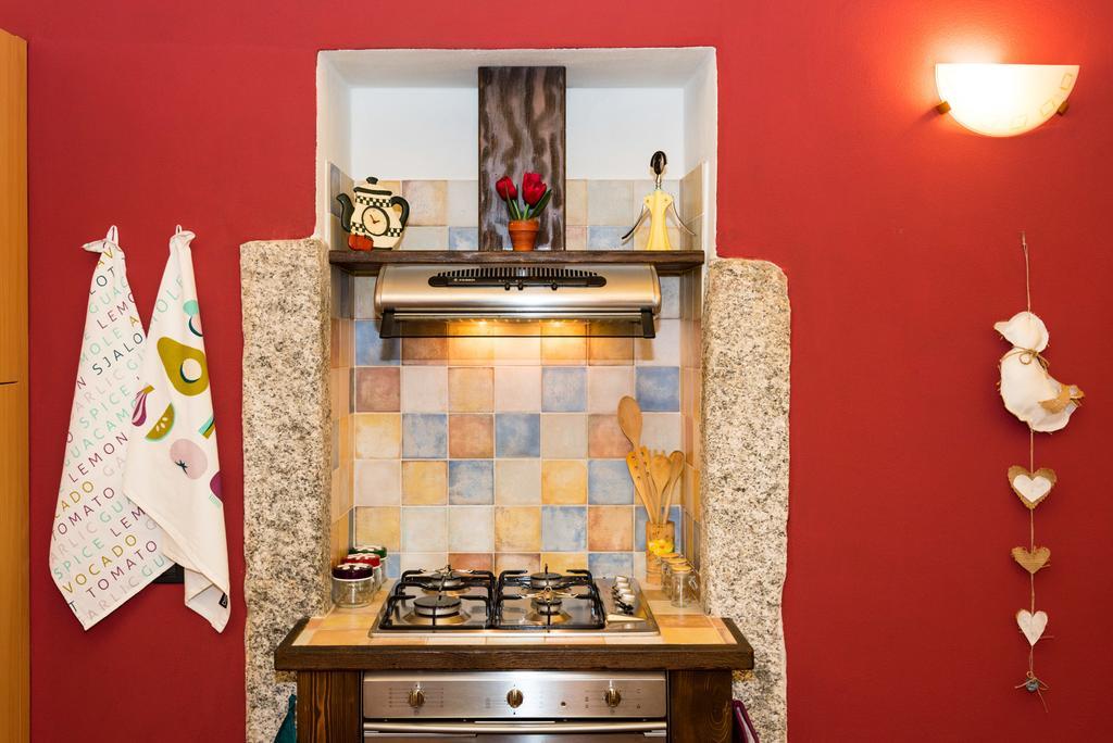 Casa Corte Alla Rocca อาโรนา ภายนอก รูปภาพ