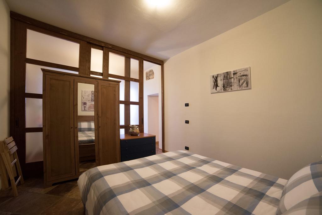 Casa Corte Alla Rocca อาโรนา ภายนอก รูปภาพ