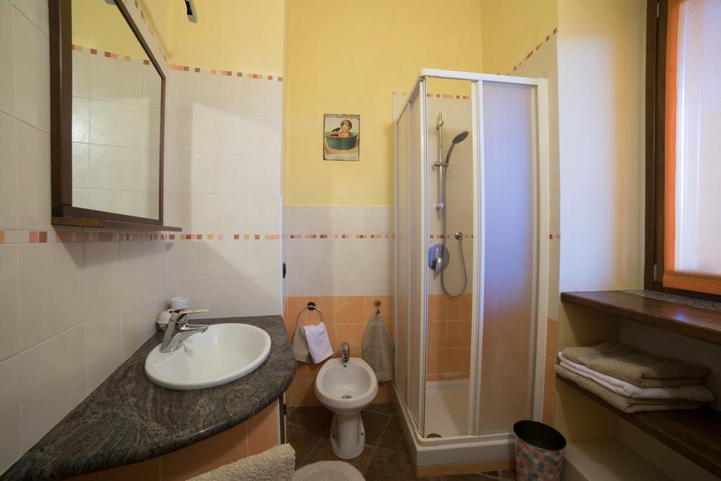 Casa Corte Alla Rocca อาโรนา ภายนอก รูปภาพ