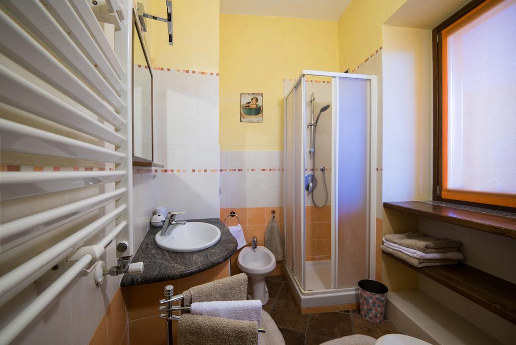 Casa Corte Alla Rocca อาโรนา ภายนอก รูปภาพ