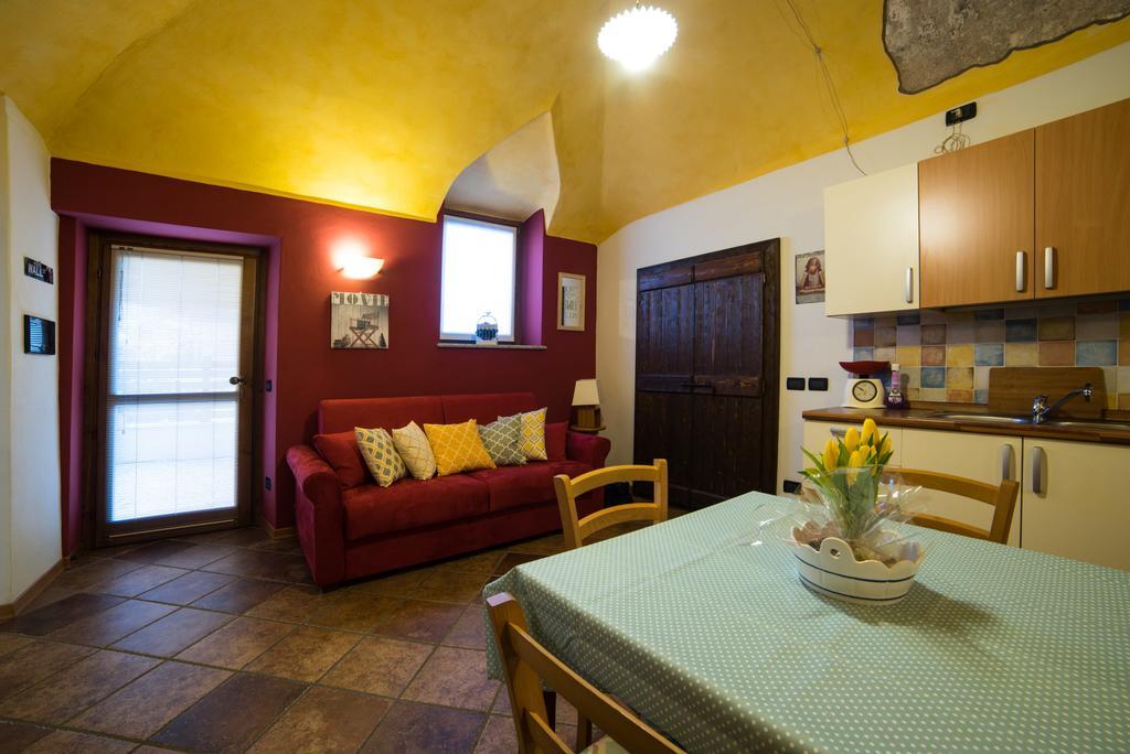 Casa Corte Alla Rocca อาโรนา ภายนอก รูปภาพ