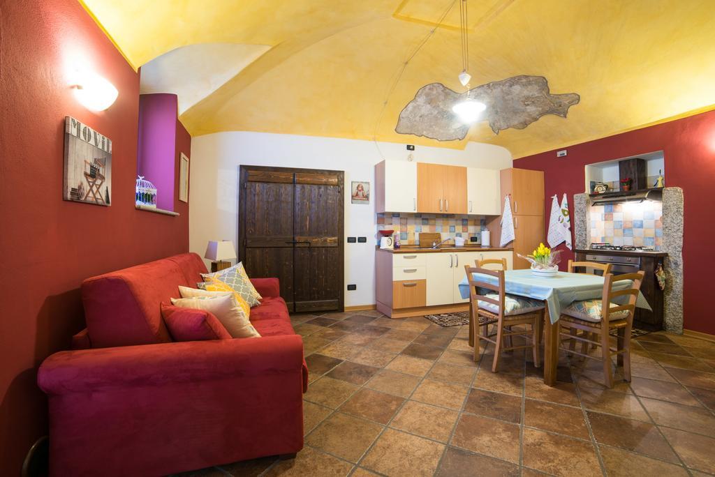 Casa Corte Alla Rocca อาโรนา ภายนอก รูปภาพ
