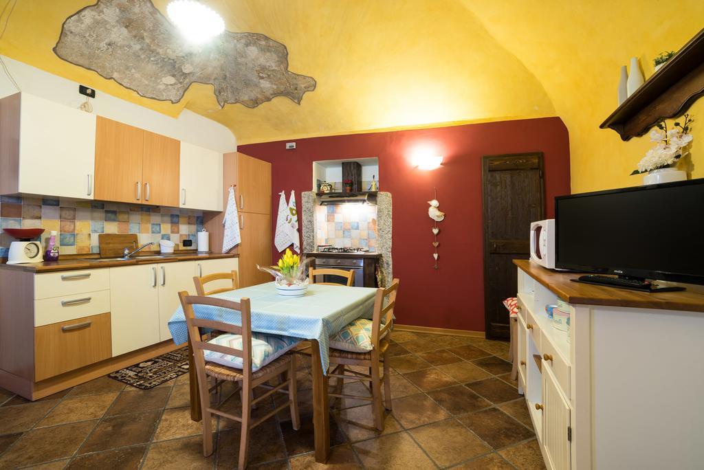 Casa Corte Alla Rocca อาโรนา ภายนอก รูปภาพ