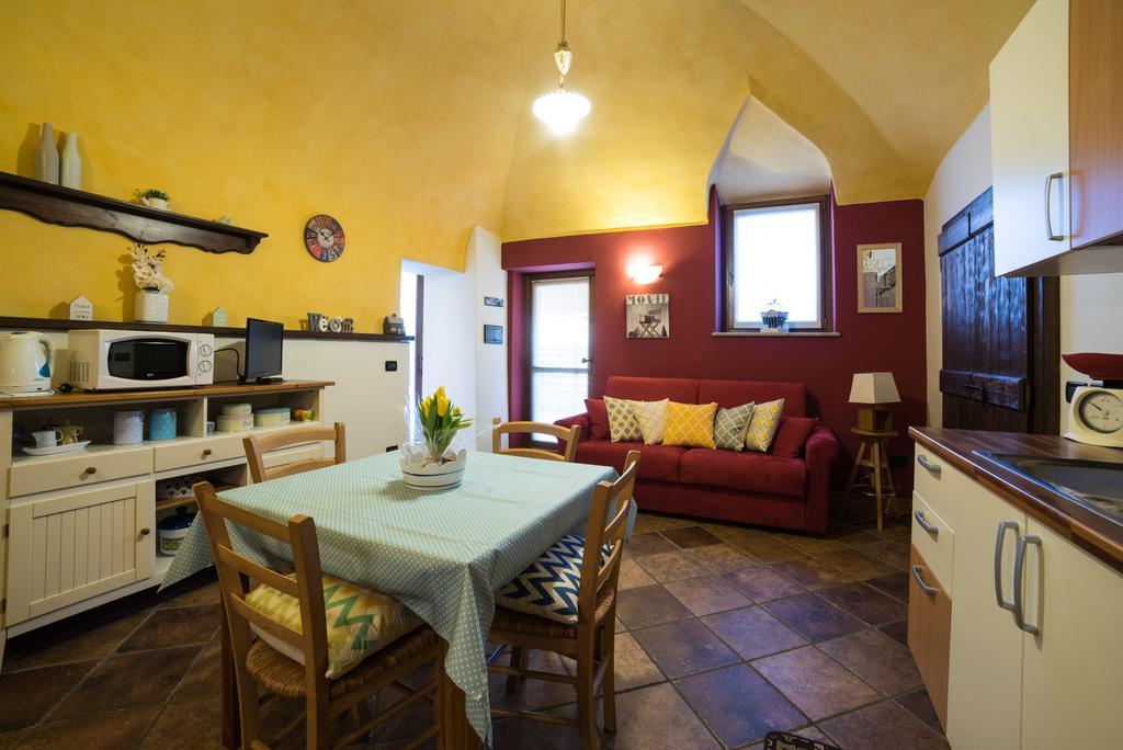 Casa Corte Alla Rocca อาโรนา ภายนอก รูปภาพ