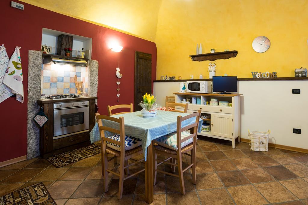 Casa Corte Alla Rocca อาโรนา ภายนอก รูปภาพ