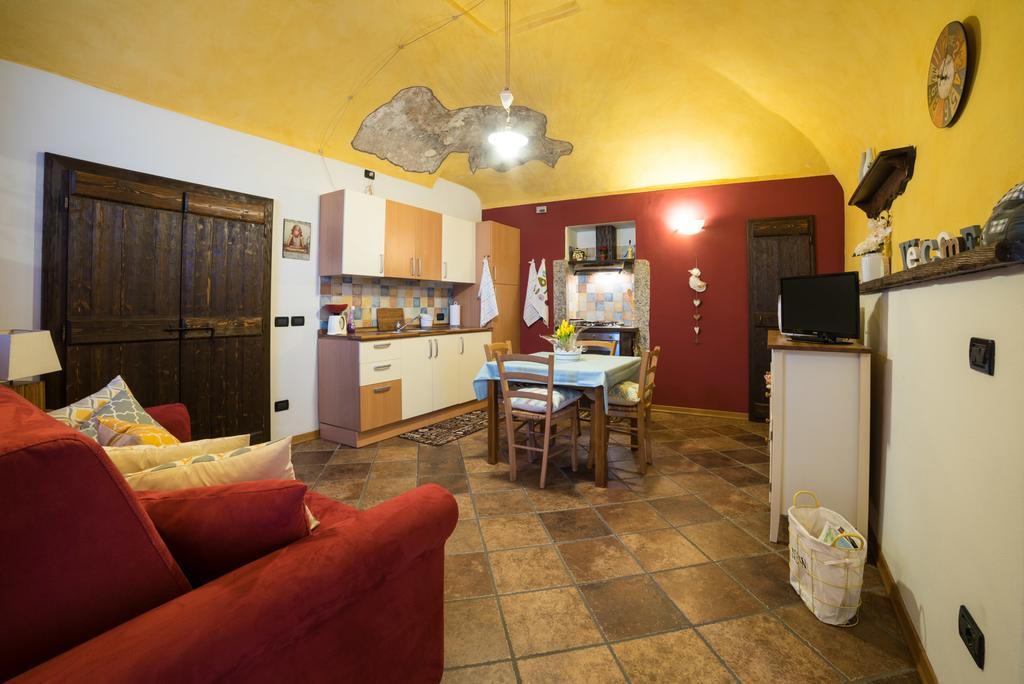 Casa Corte Alla Rocca อาโรนา ภายนอก รูปภาพ