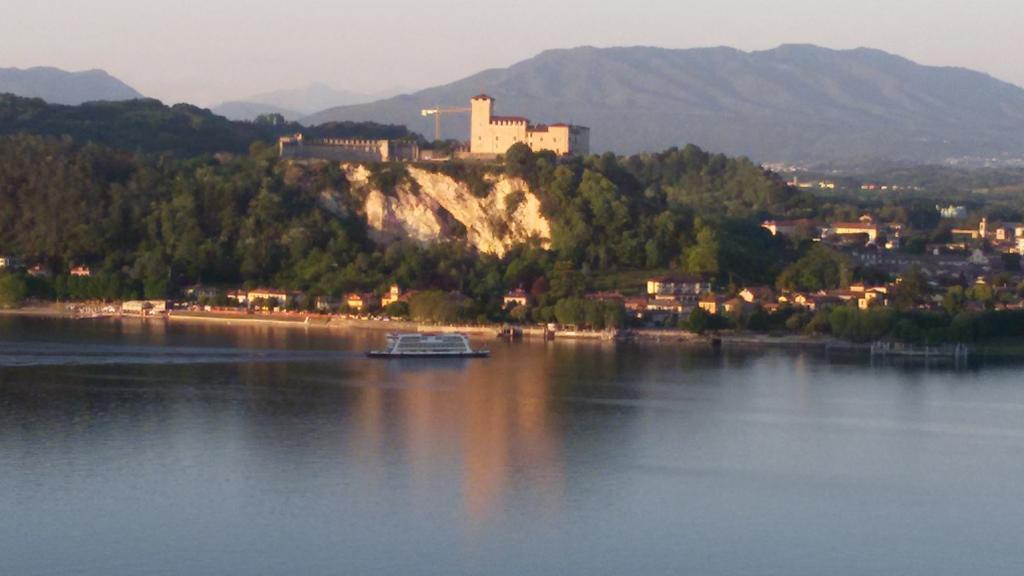 Casa Corte Alla Rocca อาโรนา ภายนอก รูปภาพ