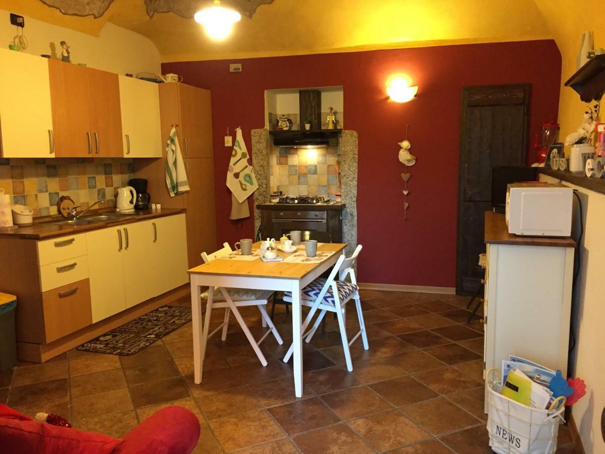 Casa Corte Alla Rocca อาโรนา ภายนอก รูปภาพ
