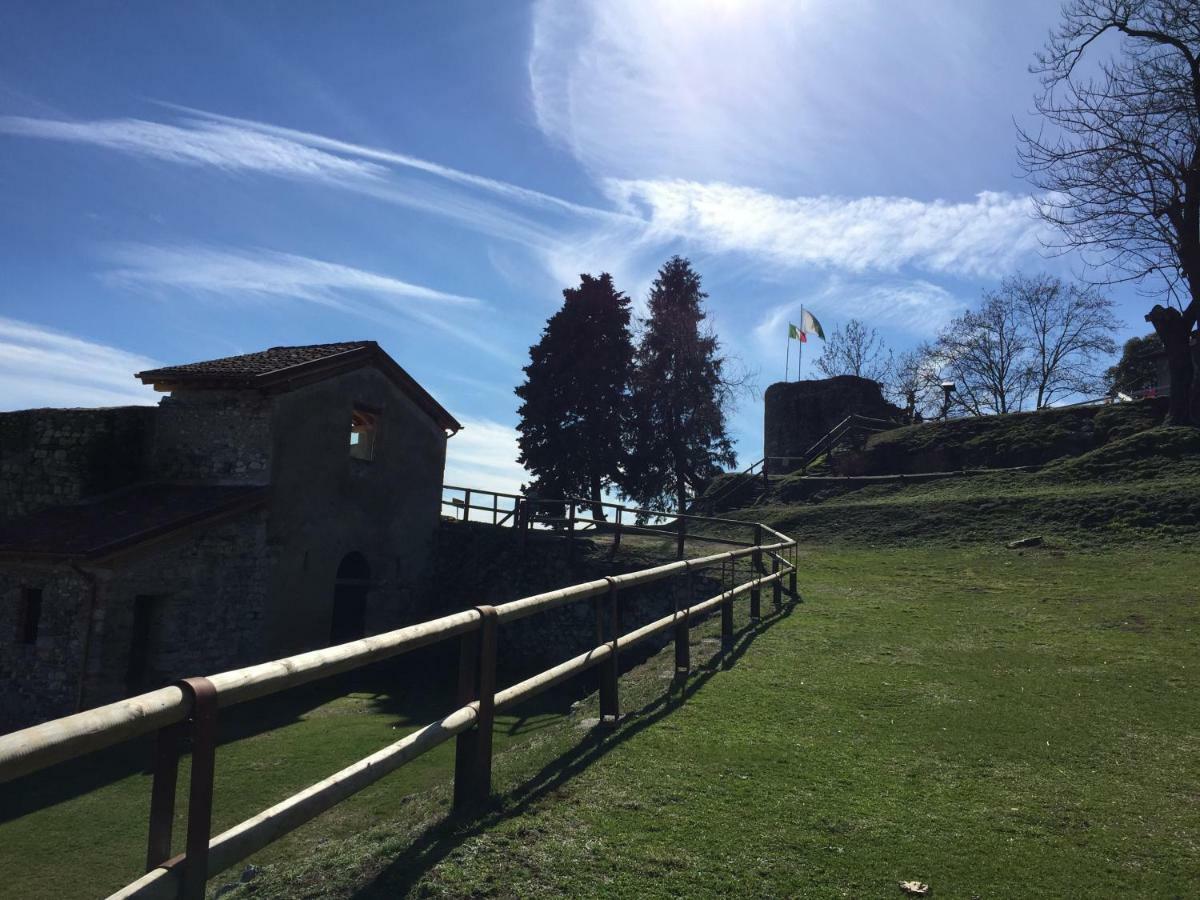 Casa Corte Alla Rocca อาโรนา ภายนอก รูปภาพ